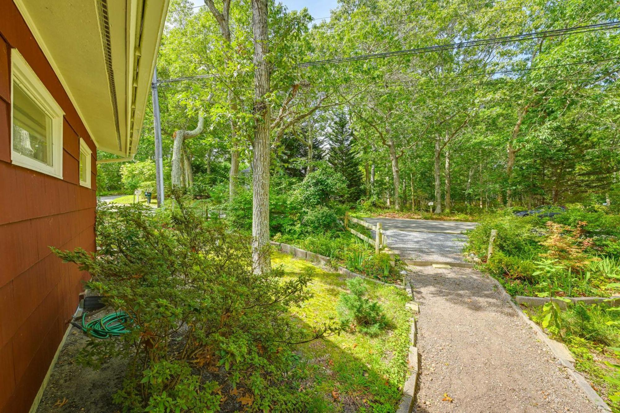 Home In Long Island Wine Country - Walk To Beach! カチョーグ  エクステリア 写真
