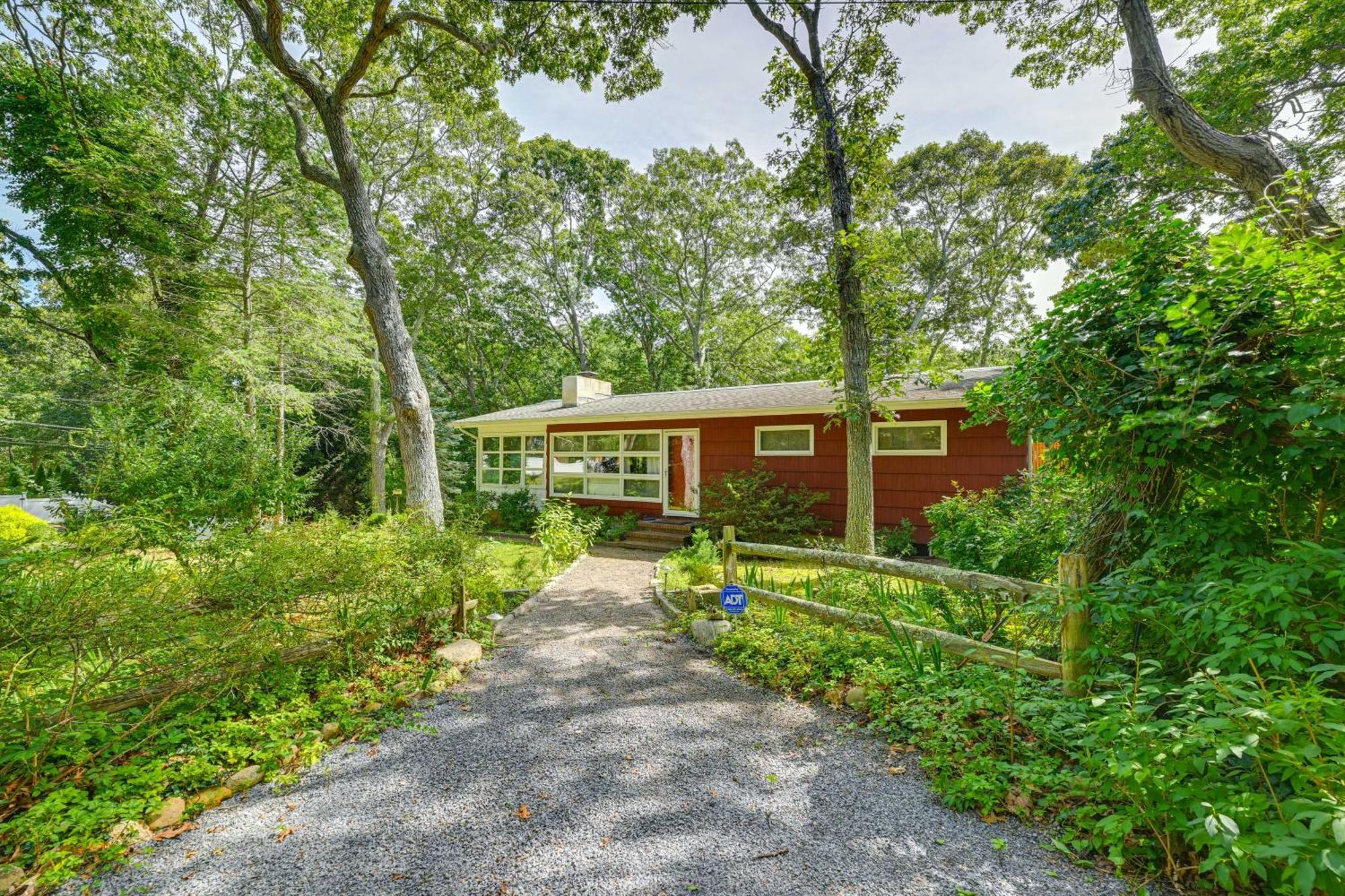 Home In Long Island Wine Country - Walk To Beach! カチョーグ  エクステリア 写真