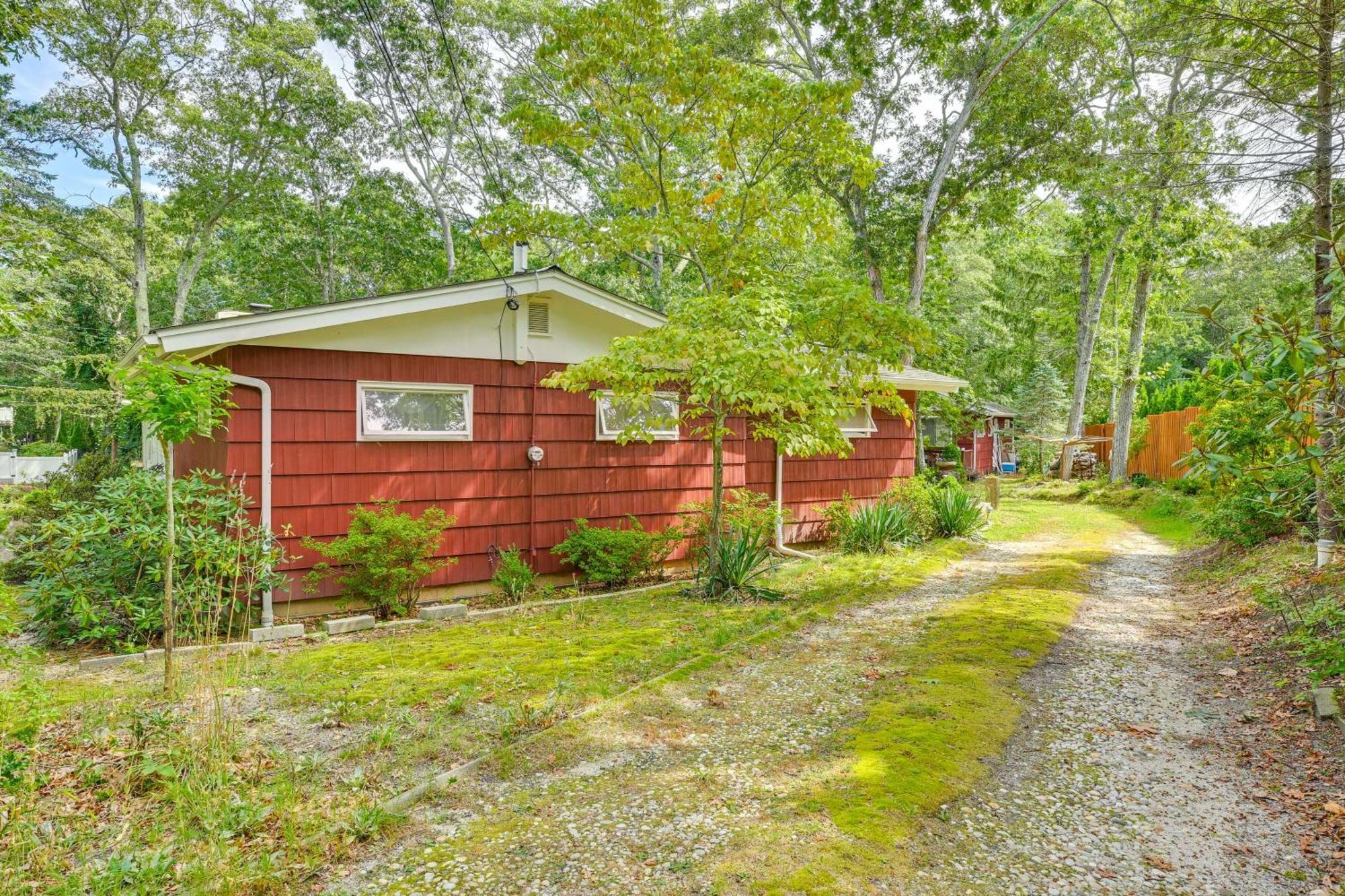 Home In Long Island Wine Country - Walk To Beach! カチョーグ  エクステリア 写真