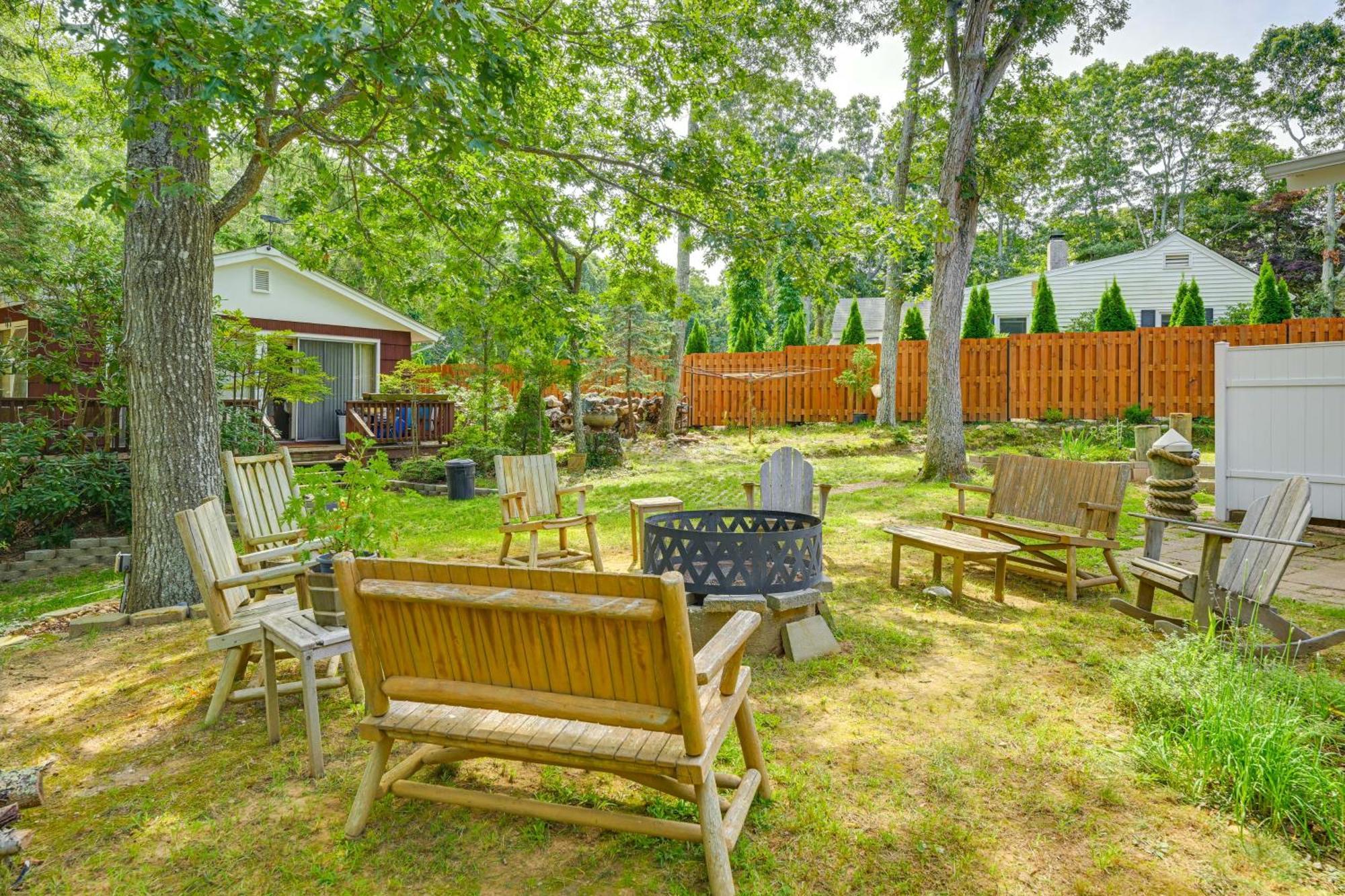 Home In Long Island Wine Country - Walk To Beach! カチョーグ  エクステリア 写真