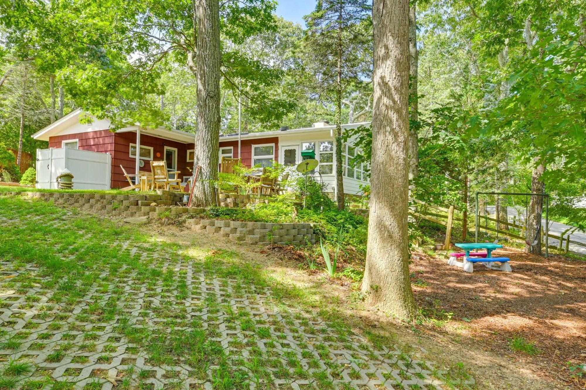 Home In Long Island Wine Country - Walk To Beach! カチョーグ  エクステリア 写真