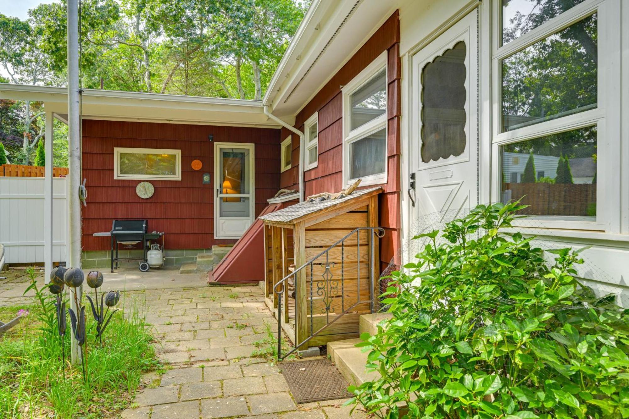 Home In Long Island Wine Country - Walk To Beach! カチョーグ  エクステリア 写真