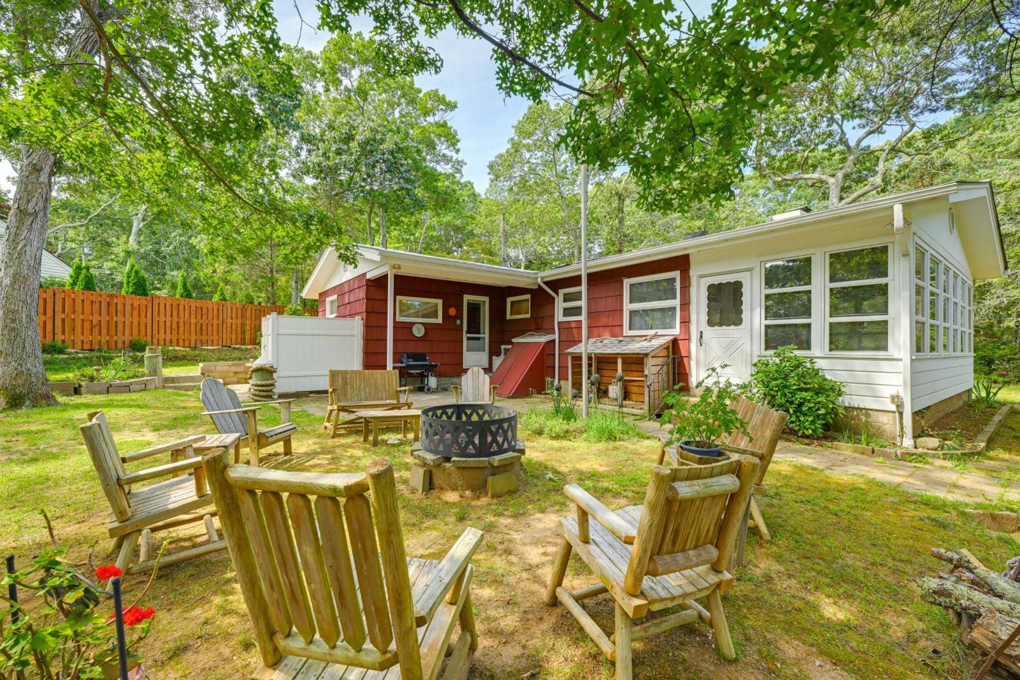 Home In Long Island Wine Country - Walk To Beach! カチョーグ  エクステリア 写真