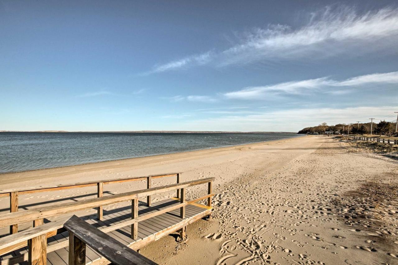 Home In Long Island Wine Country - Walk To Beach! カチョーグ  エクステリア 写真