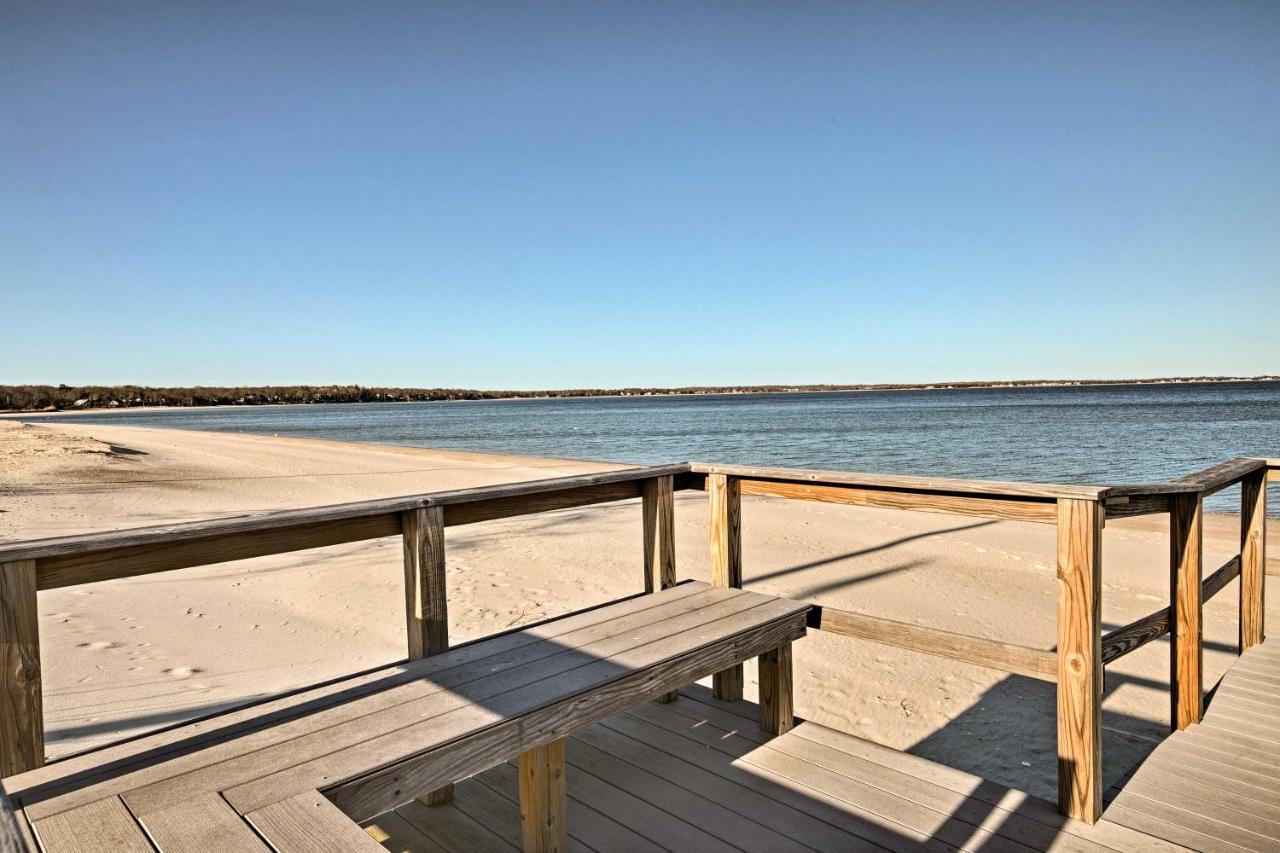 Home In Long Island Wine Country - Walk To Beach! カチョーグ  エクステリア 写真